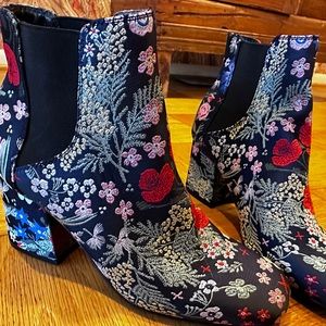 Indigo Rd Multi-colored embroidery design, Women’s Size 9.5